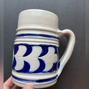 Williamsburg hand made pottery colbalt blue and white mug.